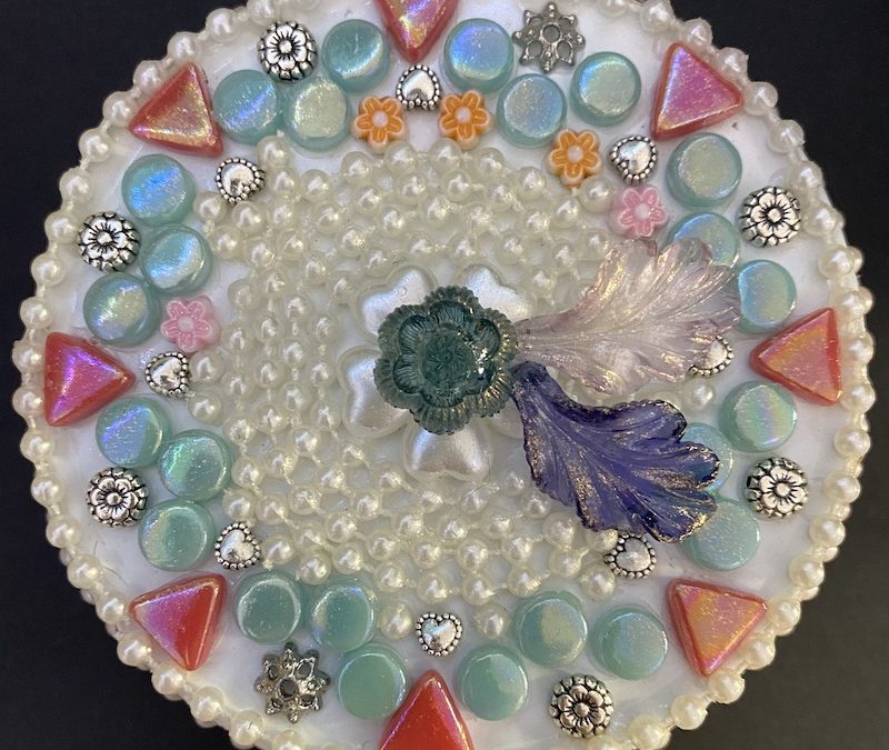 Treasure tin – mosaic and beads